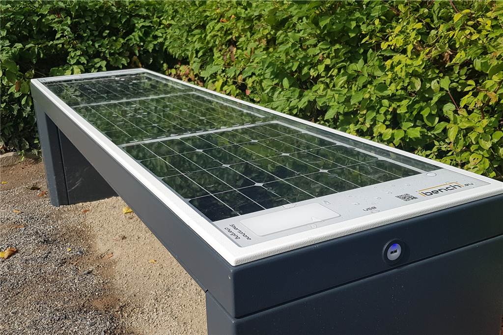 Solar-Sitzbank im Castroper Stadtgarten: Wir haben sie getestet Solarbank im Stadtgarten in Castrop-Rauxel in Nahaufnahme. Man sieht Induktionsfläche und USB-A-Anschluss.