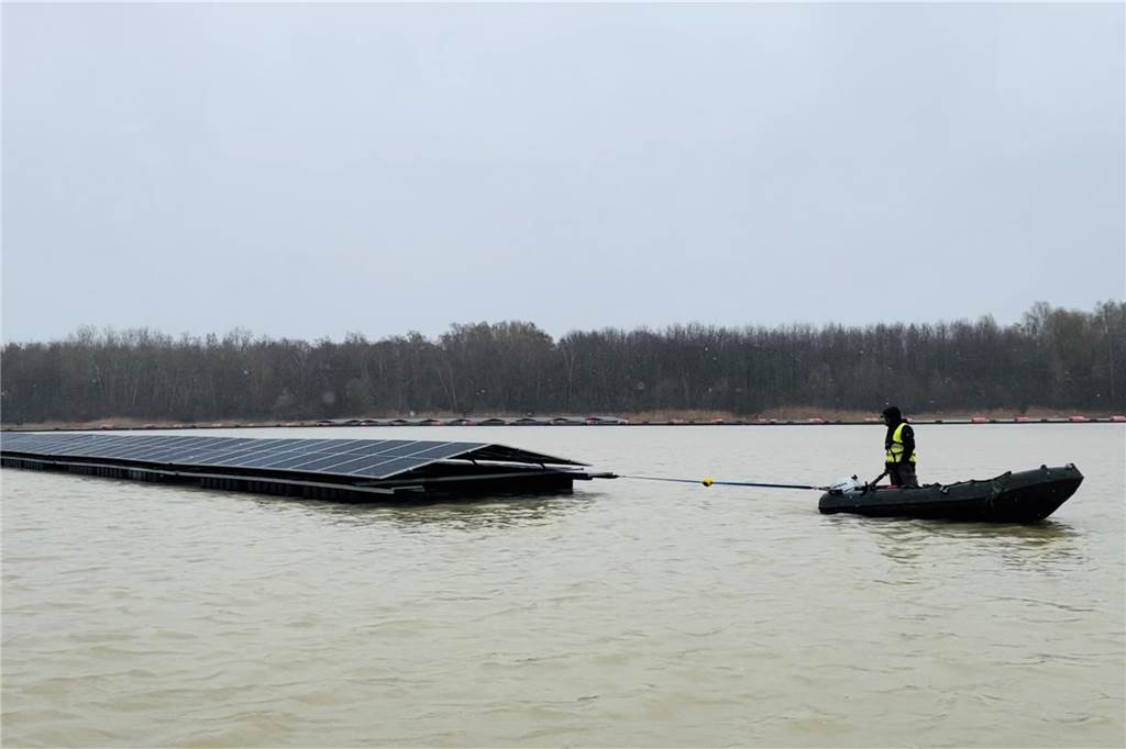 Ein Viertel geschafft: Ein Blick auf die Silbersee-Solaranlage in Haltern Die Solarboote werden auf den Silbersee gezogen und dort verankert.