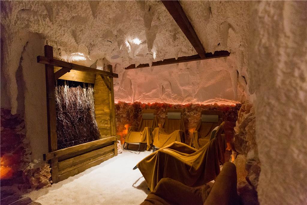 Wie aus einer Salzgrotte im Abstellraum die Sole Oase in Lünten wurde Die Sole Oase verfügt über drei verschiedene Grotten. Hier zu sehen: die große Grotte.