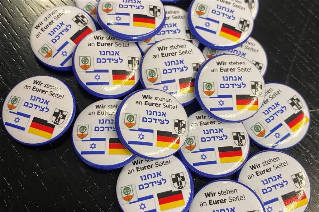 Trauer und Sorge in Hod Hasharon: Noam (12) wurde von der Hamas verschleppt "Solidaritäts-Buttons" aus Dorsten für die Partnerstadt Hod haSharon