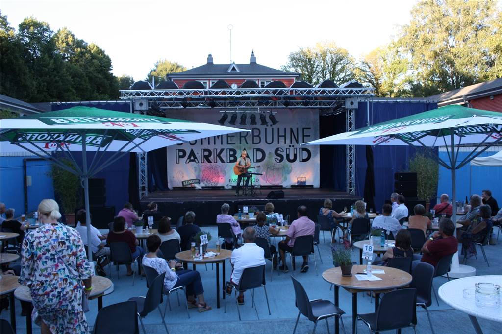 Fred Ape hat im Parkbad Süd vorgelegt, Seven Cent zieht nach Die Sommerbühne steht im Schwimmbecken und dieses mitten im Grünen.