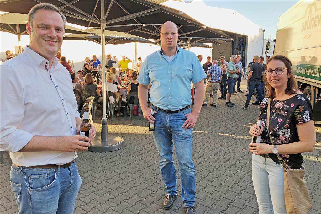 Bürgermeisterkandidat Michael Räckers rackert für den 13. September Die Sommertour endete am Mittwochabend mit einer Erfrischung und einer Betriebsbesichtigung beim Getränkegroßhandel Grünewald an der Siemenstraße. Hier gab Gelegenheit zum Gespräch mit dem Bürgermeisterkandidaten. Von links: Kandidat Michael Räckers, Christian Rudde und Nicole Eilers.
