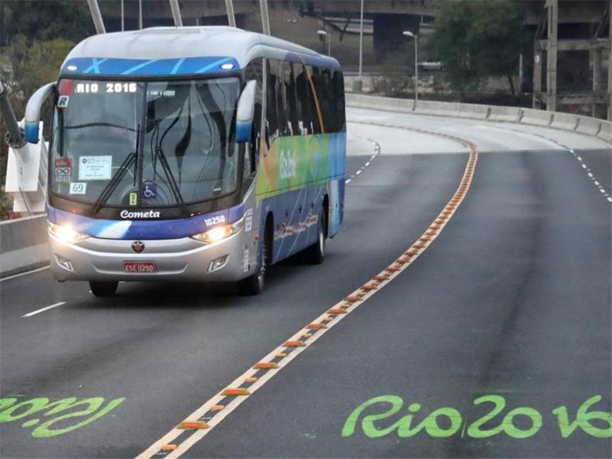 Wegen Verkehrsproblemen: Donnerstag und Freitag Feiertage Die Sonderspuren für die Olympischen Spiele sind durch grüne Rio-2016-Logos auf dem Asphalt gekennzeichnet. Foto: Michael Kappeler