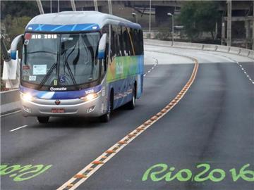 Die Sonderspuren für die Olympischen Spiele sind durch grüne Rio-2016-Logos auf dem Asphalt gekennzeichnet. Foto: Michael Kappeler