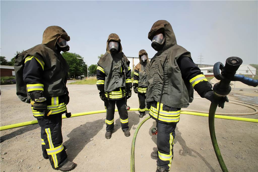 Video: Feuerwehr Selm erlebt im Container Flammenwalzen wie im Film Die Sonne brannte am Samstag (18. Juni) besonders heiß, doch die Feuerwehrleute aus Selm warfen sich in ihre Einsatzuniform,
