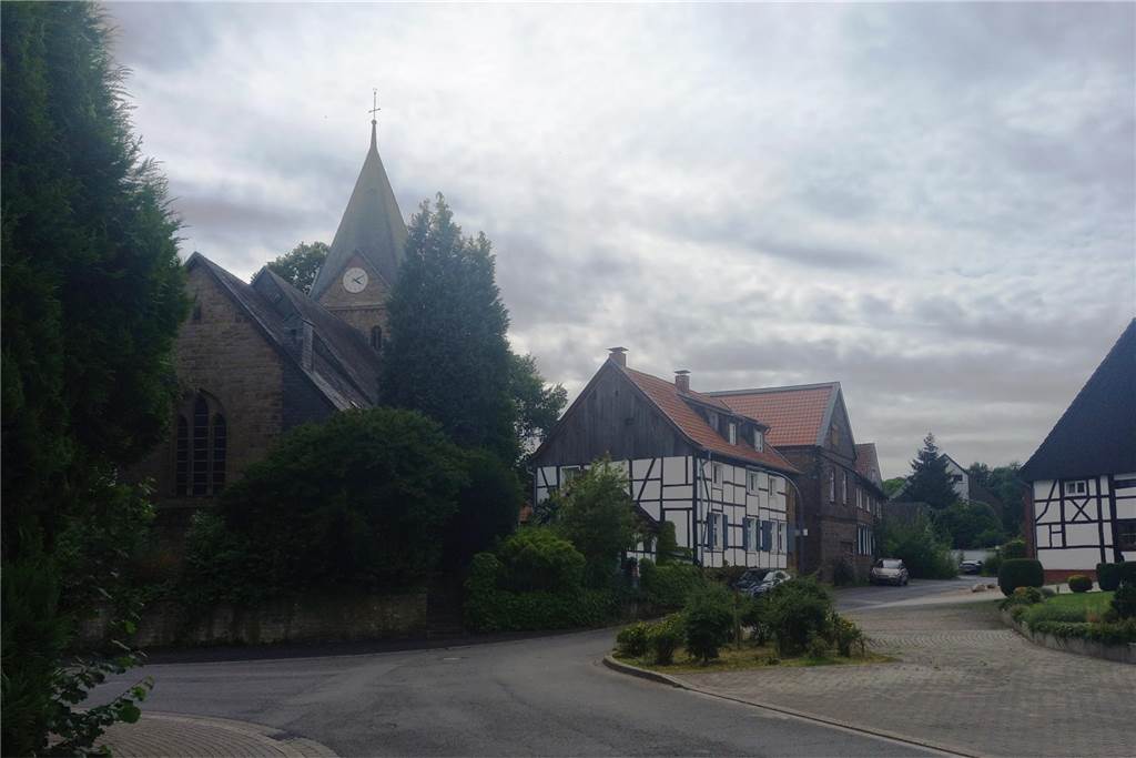 Die Sonne bricht durch die Wolken.