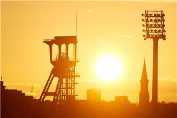 Die Sonne geht über dem Förderturm der Zeche Holland auf. Foto: Bernd Thissen/Archiv