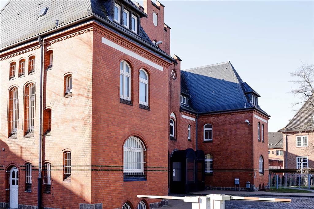 Nach tödlicher Messerattacke von Brokstedt: Anklage gegen Ibrahim A. erhoben Die Sonne scheint auf die Justizvollzugsanstalt Neumünster. Hier ist der Tatverdächtige des Attentats von Brockstedt untergebracht.