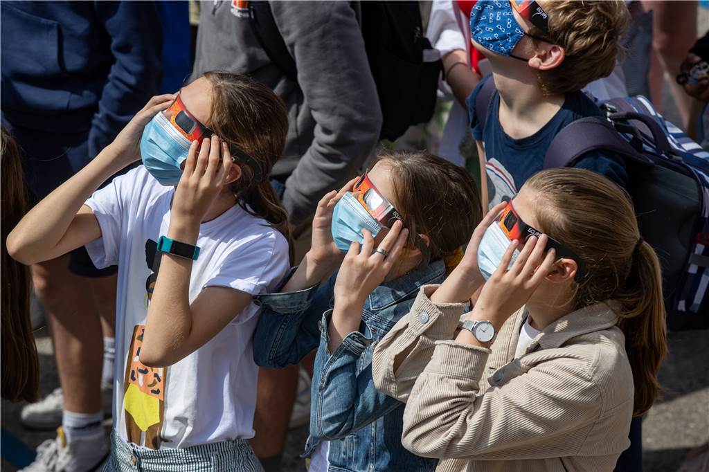 Sonnenfinsternis in NRW: Hier sehen Sie den Stream Die Sonne sollte nur mit speziellen Schutzbrillen betrachtet werden.