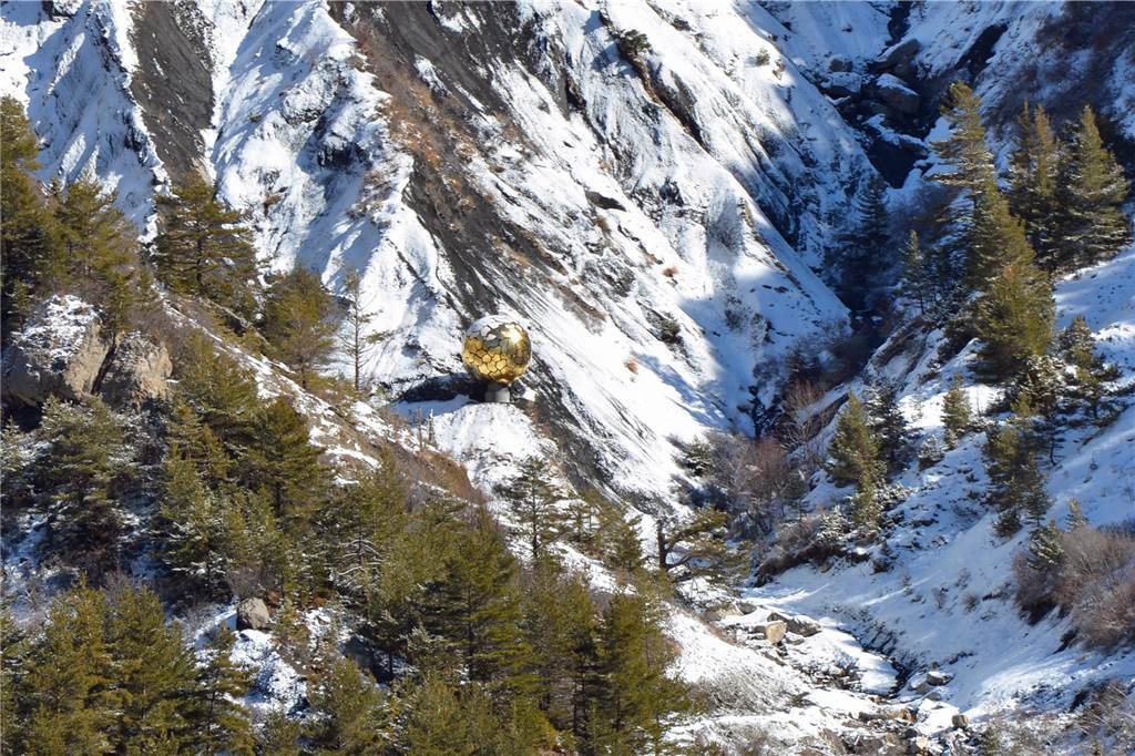 Jahrestag: Ein Besuch an der Absturzstelle des Germanwings-Fluges 4U9525 Die Sonnenkugel des Künstlers Jürgen Batscheider steht an der Stelle, an der sich die Spitze des Flugzeugs in den Berg gebohrt hat.