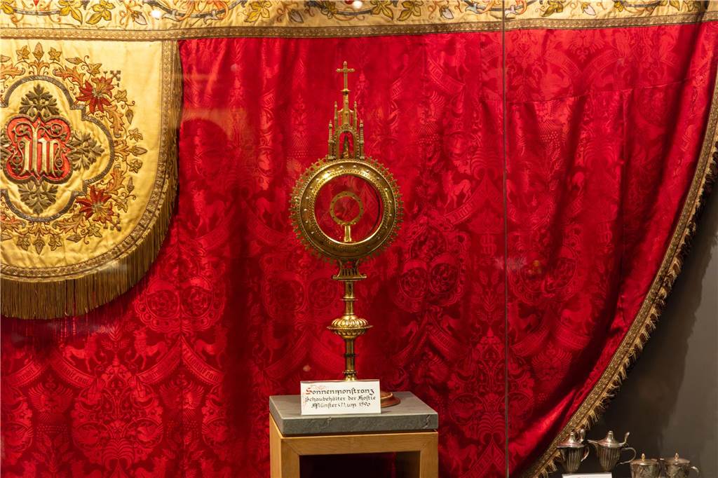 Die Sonnenmonstranz der alten St.-Otger-Kirche aus dem Jahre 1590 steht im Ausstellungsraum in der Krypta.