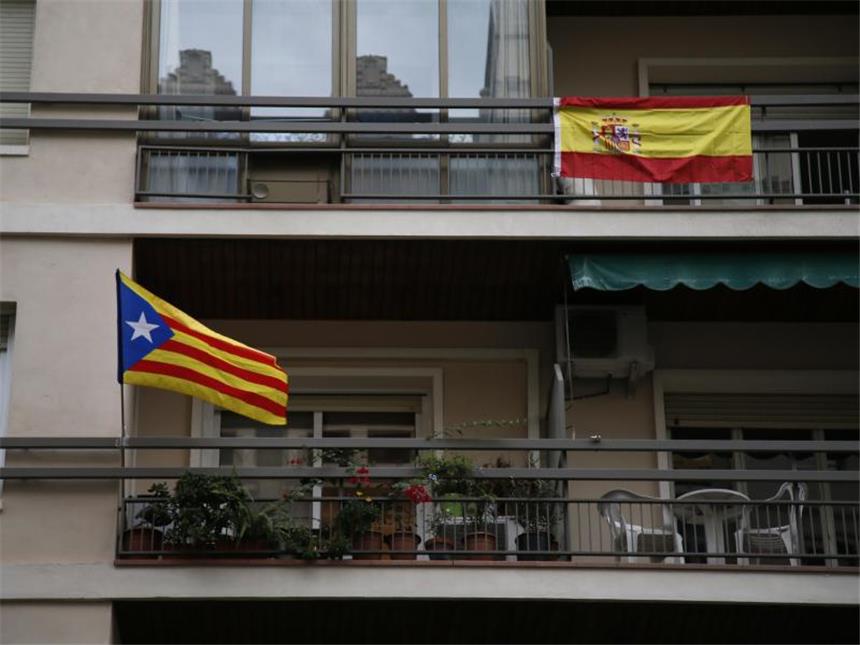 Hunderte Verletzte nach Gewalt bei Katalonien-Abstimmung Die spanische Nationalflagge und die Flagge der Unabhängigkeit Kataloniens, die "Estelada Blava", auf zwei Balkonen in Barcelona. Foto: Bob Edme