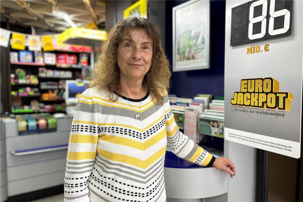 Karola Schulz möchte Lotto-Geschäft in Dorsten abgeben Karola Schulz steht vor dem Schild des Eurojackspots.