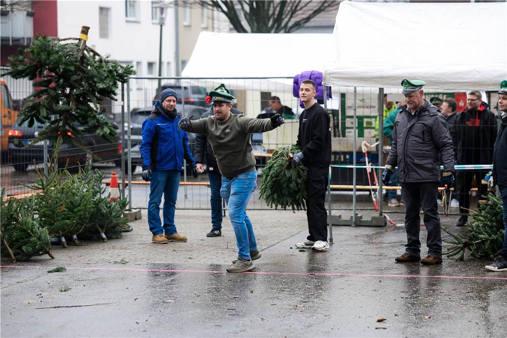 Die Spannung war groß beim Weihnachtsbaumweitwurf.