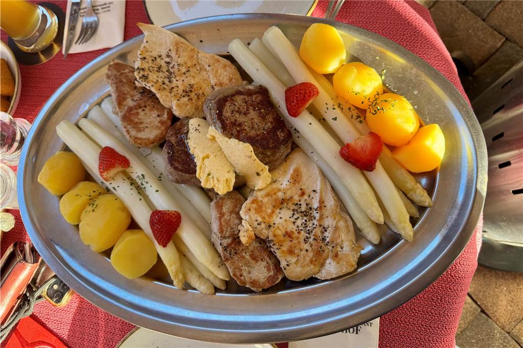 Restaurant-Check im Steakhaus Lindenhof: Die Spargelplatte im Test Die Spargel-Platte für zwei Personen im Steakhaus Lindenhof an der Recklinghauser Straße