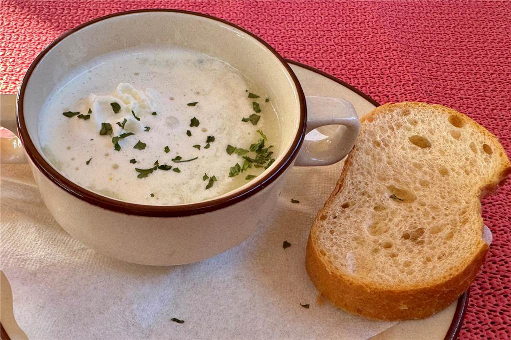 Restaurant-Check im Steakhaus Lindenhof: Die Spargelplatte im Test Die Spargelcremesuppe als Vorspeise im Steakhaus Lindenhof: Klassisch mit Sahnehaube und Baguettebrot.