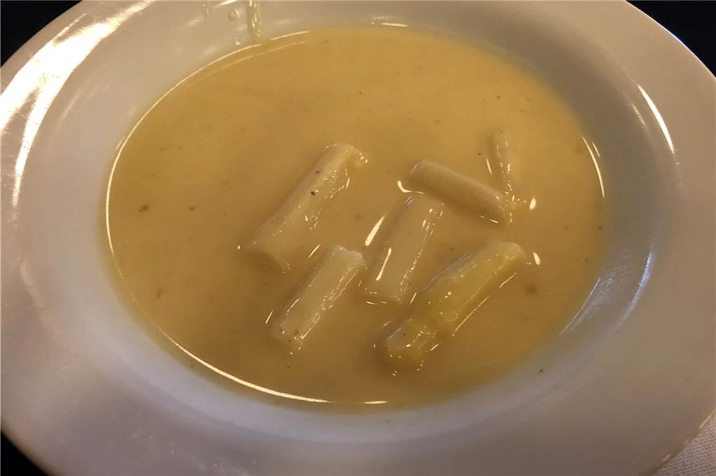 Stadthallen-Gastronomie Olfen: Sattmacher im Stil eines vollen Hotel-Restaurants Die Spargelcremesuppe war ein guter Auftakt.
