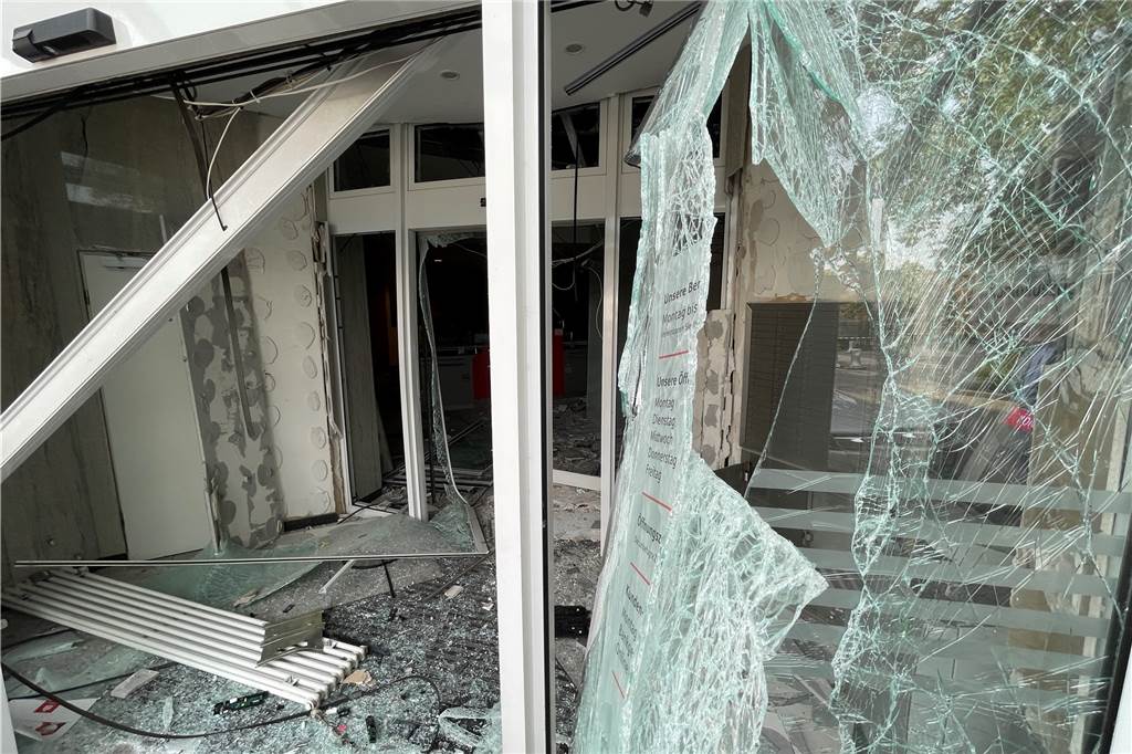 Automatensprenger-Bande: Mögliche Beschaffer von Fluchtautos festgenommen Die Sparkasse Henrichenburg wurde am 19.5. gesprengt. Drei Männer waren an der Tat beteiligt, einer wurde angeschossen und anschließend festgenommen. Zwei flüchteten mit einem Audi RS7.