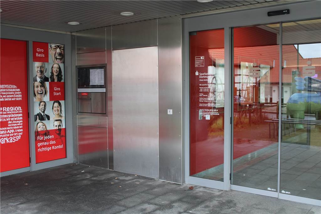 Sparkassen-Filiale in Dortmund: Überweisungen mit Kontodaten liegen verstreut auf dem Boden Die Sparkasse in Wellinghofen ist nur an drei Tagen mit Personal besetzt.