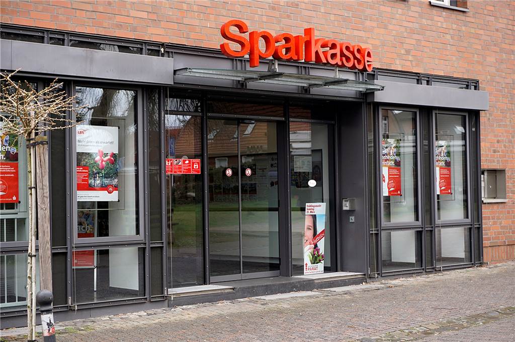 Herbern: Ideal für Eltern und Kinder – Jugendliche und Senioren haben das Nachsehen Die Sparkassen-Filiale in Herbern ist nur über eine Stufe zu erreichen.