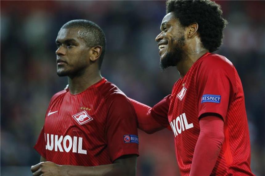 FIFA verurteilt Spartak-Tweet Die Spartak-Profis Luiz Adriano (r) und Fernando waren zwei der drei Protagonisten im Tweet des Vereins. Foto: Alexander Zemlianichenko