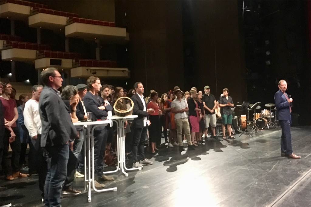 Die Theaterleute sind wieder da – das sind die Höhepunkte der neuen Saison Die Spartenleiter des Theaters Dortmund begrüßten zum Auftakt der neuen Spielzeit 2019/20 auf der Opernbühne vor allem die neuen Mitarbeiterinnen und Mitarbeiter.