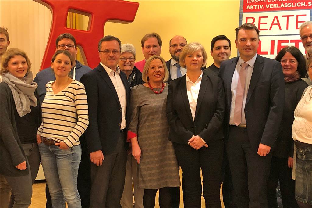 Halterner SPD feiert ihre Bürgermeisterkandidatin Beate Pliete mit stehenden Ovationen Die SPD-Direktkandidaten für die 19 Wahlbezirke mit Bürgermeister-Kandidatin Beate Pliete und Landrats-Kandidat Michael Hübner.