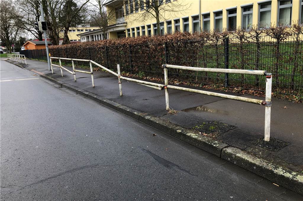 Politik und Anwohner: An der Husener Eichwaldstraße gibt’s ein massives Parkplatzproblem Die SPD-Fraktion in der Bezirksvertretung Scharnhorst wünscht sich eine Sanierung der Absperrung zwischen Gehweg und Fahrbahn.