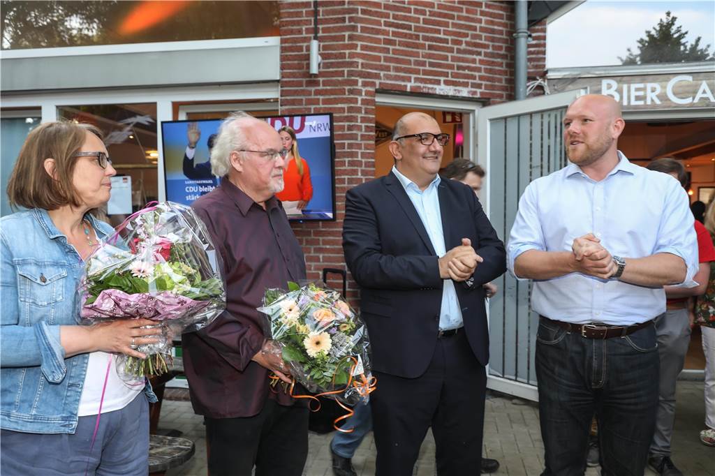 „Würden alles tun, um eine Koalition auf die Beine zu kriegen“ Die SPD-Kandidaten Anja Butschkau, Ralf Stoltze und Volkan Baran konnten sich mit Unterbezirks-Chef Jens Peick über den Gewinn der Wahlkreis freuen.