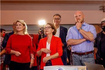 Hatten Grund zum Strahlen: Die SPD-Kandidaten Sabine Poschmann (l.) und Jens Peick mit der Dortmunder Parteichefin Nadja Lüders, im Hintergrund Oberbürgermeister Thomas Westphal.