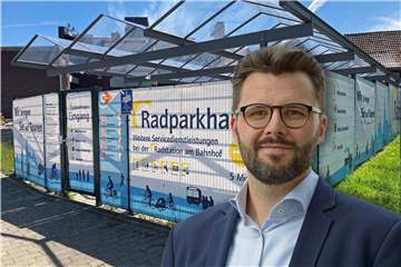 Die SPD um den Fraktionsvorsitzenden Lars Hübchen kritisiert, dass das Fahrradparkhaus am Busbahnhof rundum mit Werbung plakatiert ist.