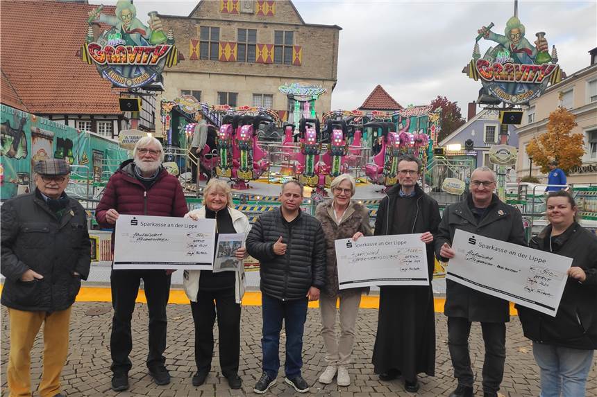 Spendenaktion mit Tradition: Drei Werner Vereine profitieren Die Spenden-Übergabe auf Sim-Jü (v.l.): Rainer Schulz, Gottfried Forstmann, Heidelore Fertig-Möller, Otto Wendler, Kirsten Schulz, Pater Romuald, Martin Pausch und Heike Habrock.