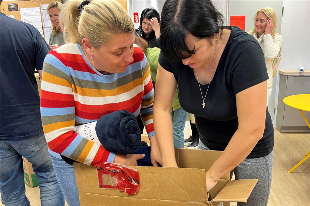 Hilfe für Geflüchtete: Wie weit reicht die Solidarität der Halterner? Die Spenden wurden von ukrainischen Frauen sortiert und in Kartons verpackt.