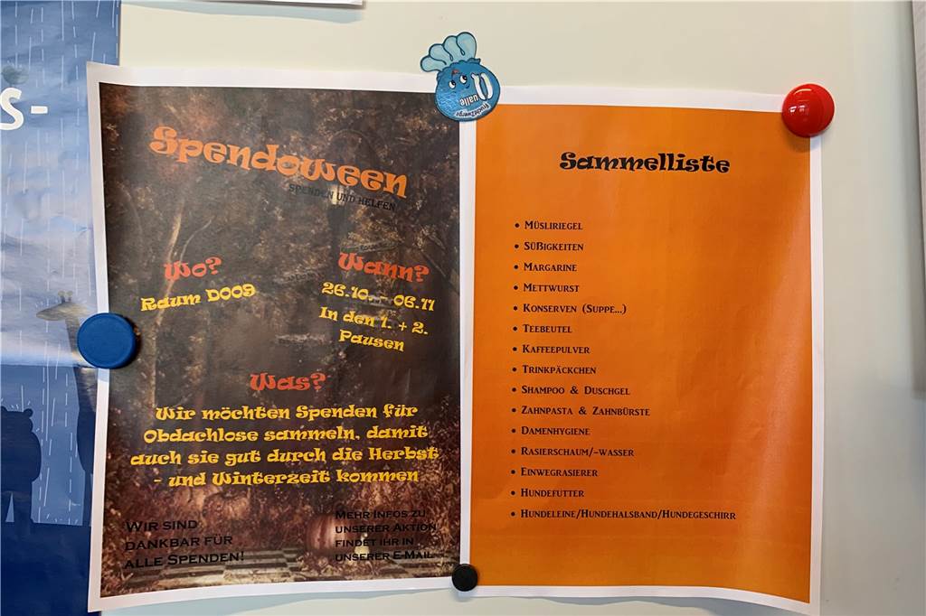 Georgia und Ilka (14) sammeln 37 Kisten voller Spenden für Obdachlose Die „Spendoween“-Flyer hängen in dem Lehrerzimmer aus.