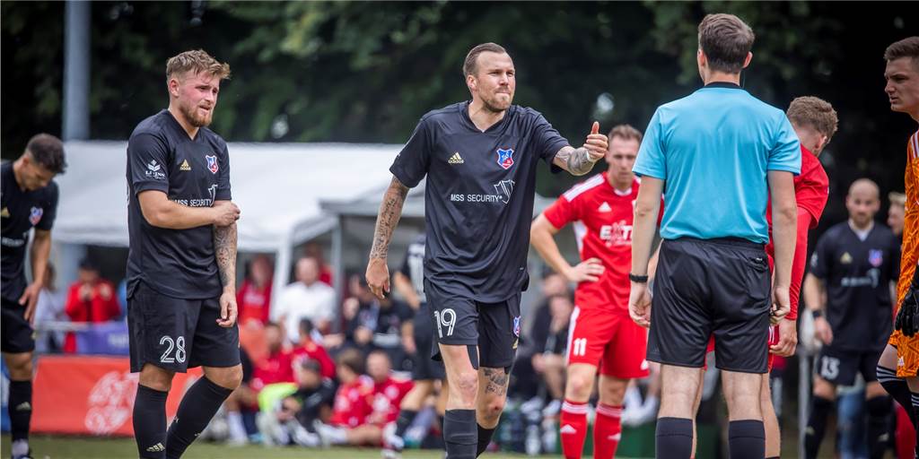 Kevin Großkreutz diskutiert im Testspiel zwischen dem TuS Bövinghausen und dem Lüner SV mit dem Schiedsrichter.
