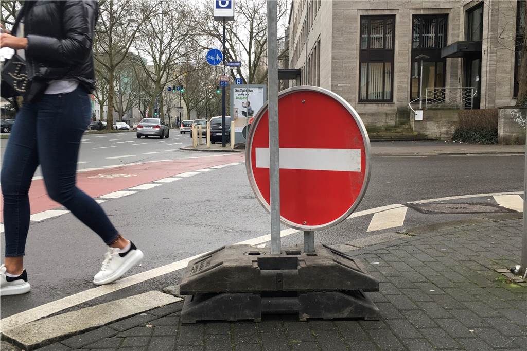 Mega-Evakuierung hat massive Folgen für gesamten Dortmunder ÖPNV und den Bahnverkehr Die Sperrschilder stehen schon bereit.