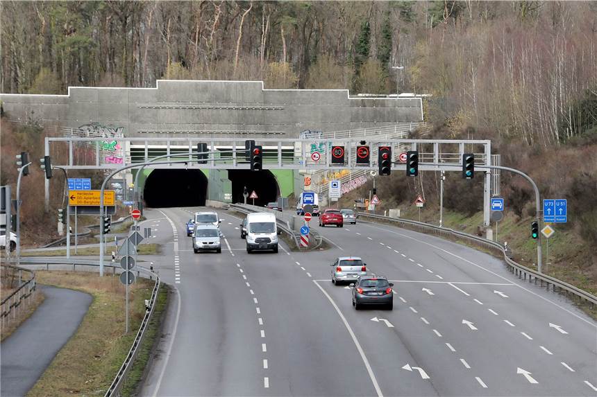 B236-Tunnel in Berghofen: Beidseitige Sperrung wieder aufgehoben Die Sperrung des Berghofer Tunnels wurde wieder aufgehoben.