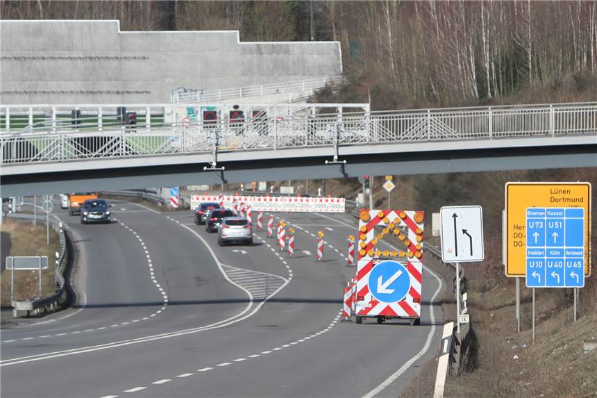 Nach Pkw-Brand auf B236: Berghofer Tunnel bleibt vorerst gesperrt Die Sperrung wird vermutlich den Stau auf der B236 verstärken, zumindest wenn der Tunnel am Montag in Berufsverkehr noch gesperrt sein sollte.