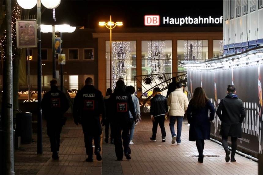 Silvester in Dortmund - 150 wollten in Verbotszone feiern Die spezielle Abstandsregel an Silvester diente aber dazu, dass man Gruppen ansprechen und sanft auseinanderdrängen durfte.