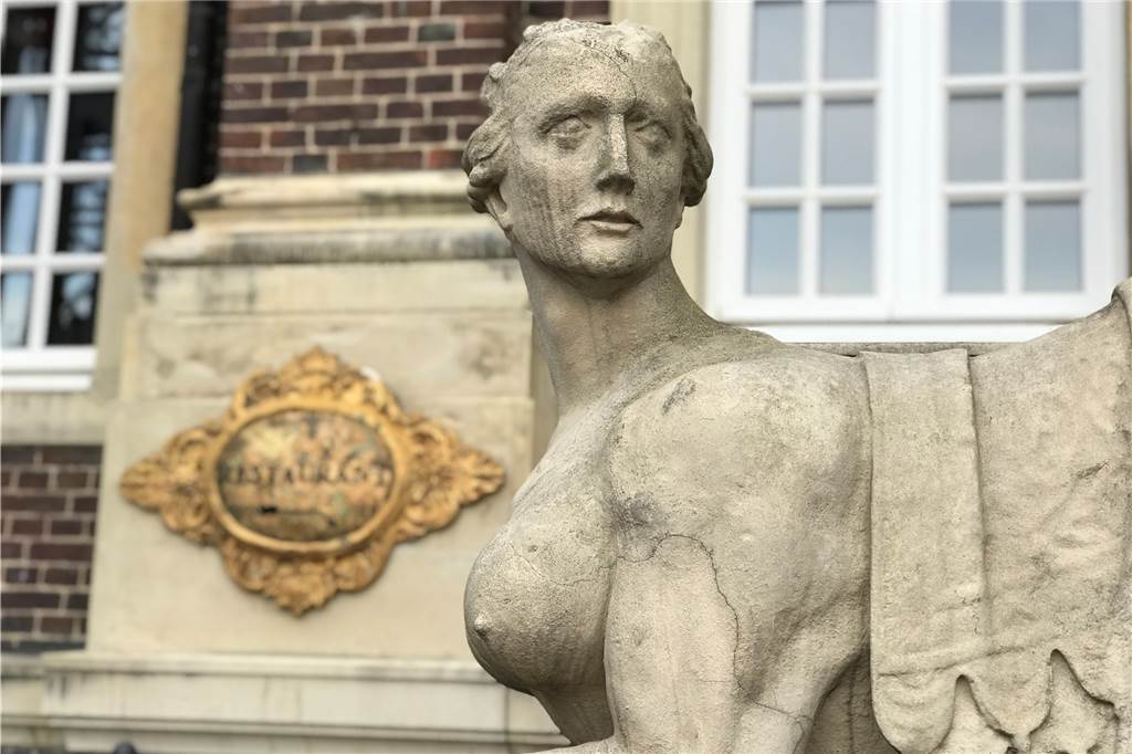 Im Schlossrestaurant Nordkirchen gibt es Kunst, Köstlichkeiten und kleine Korrekturen Die Sphinx am Treppenaufgang. Restaurantbesucher müssen hinabsteigen in den Gewölbekeller.