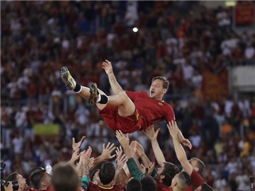 Die Spieler der AS Rom ehren zum Abschied ihren Kapitän Francesco Totti.