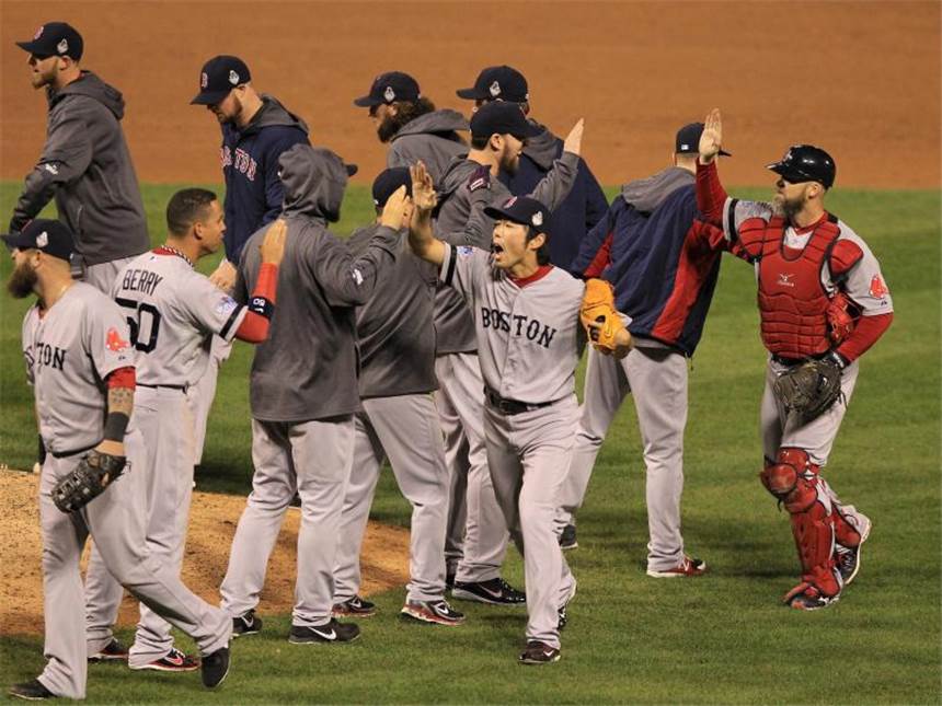 MLB: Boston gleicht in World Series aus Die Spieler der Boston Red Sox feiern den Sieg gegen die St. Louis Cardinals. Foto: Sarah Conard