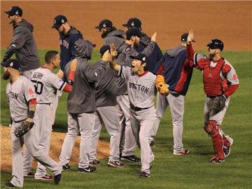 Die Spieler der Boston Red Sox feiern den Sieg gegen die St. Louis Cardinals. Foto: Sarah Conard