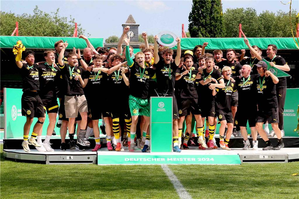 Joker Riedl köpft BVB-U17 gegen Leverkusen zum Titel: „So ein Spiel habe ich noch nie erlebt“ Die Spieler der BVB-U17 jubeln mit der Meisterschale.