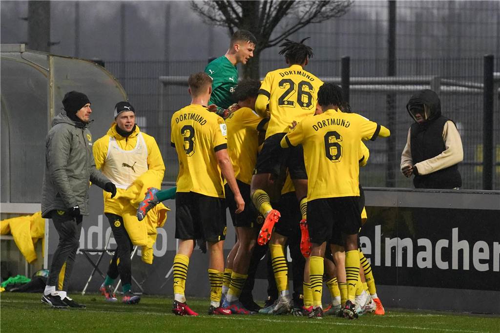 Die BVB-U19-Spielern bejubeln den Treffer gegen Köln.