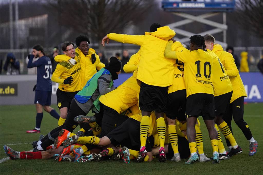 Die Spieler der BVB-U19 bejubeln den Sieg gegen Paris.
