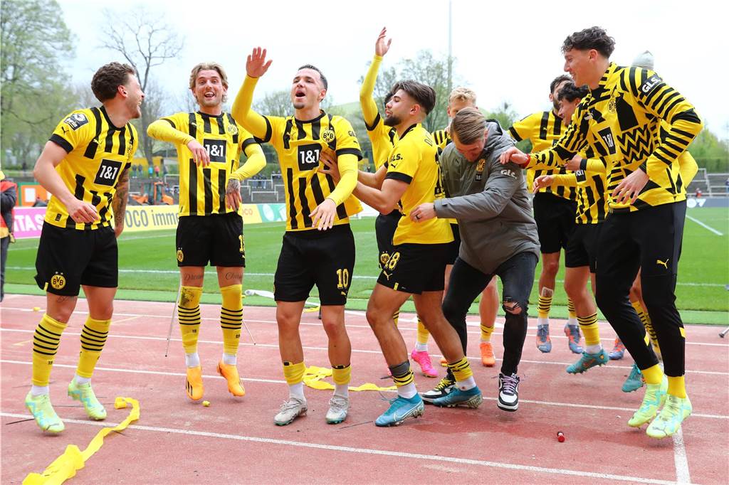 Njinmah wird zur Schlüsselpersonalie Die Spieler der BVB-U23 feiern.