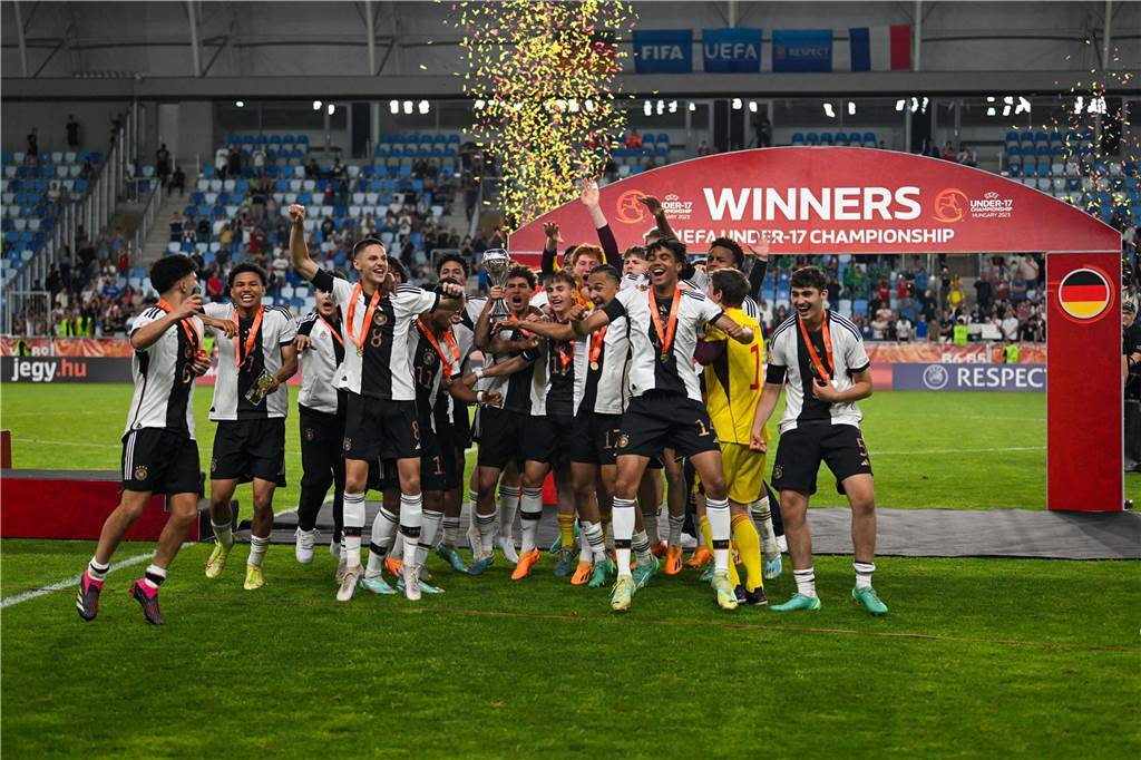 Die Spieler der DFB-U17 jubeln.