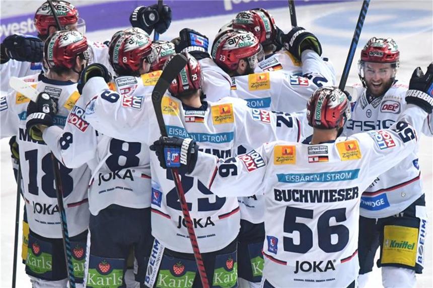 Eisbären nach Thriller vor Final-Wende - Träume wie 2012 Die Spieler der Eisbären Berlin jubeln nach dem 5:6 Sieg in der Verlängerung beim EHC Red Bull München. Foto: Peter Kneffel