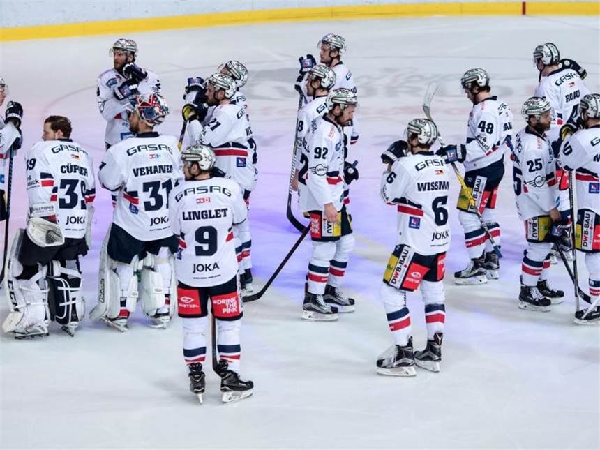 Eisbären: Halbfinal-Aus soll Probleme nicht kaschieren Die Spieler der Eisbären Berlin stehen nach der 2:1-Niederlage mit hängenden Köpfen auf dem Eis. Foto: Sven Hoppe